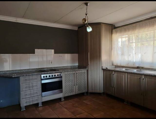 3 BEDROOM HOUSE FOR SALE IN FLORA PARK